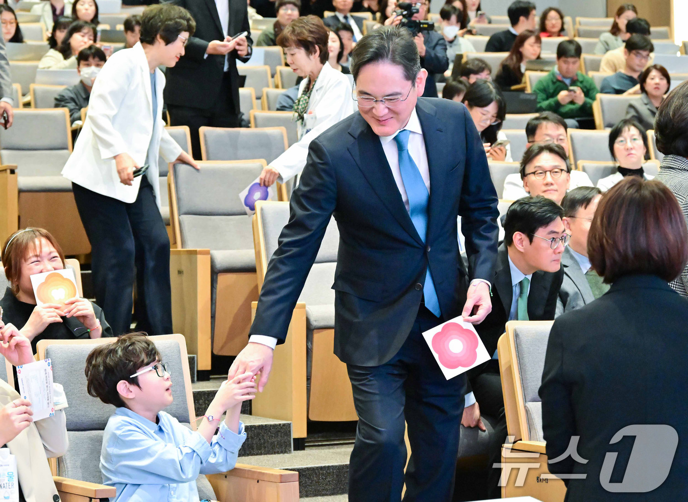 (서울=뉴스1) = 이재용 삼성전자 회장이 21일 서울 종로구 서울대어린이병원에서 열린 '이건희 소아암·희귀질환 극복사업, 함께 희망을 열다, 미래를 열다' 행사에서 환아와 인사를 …