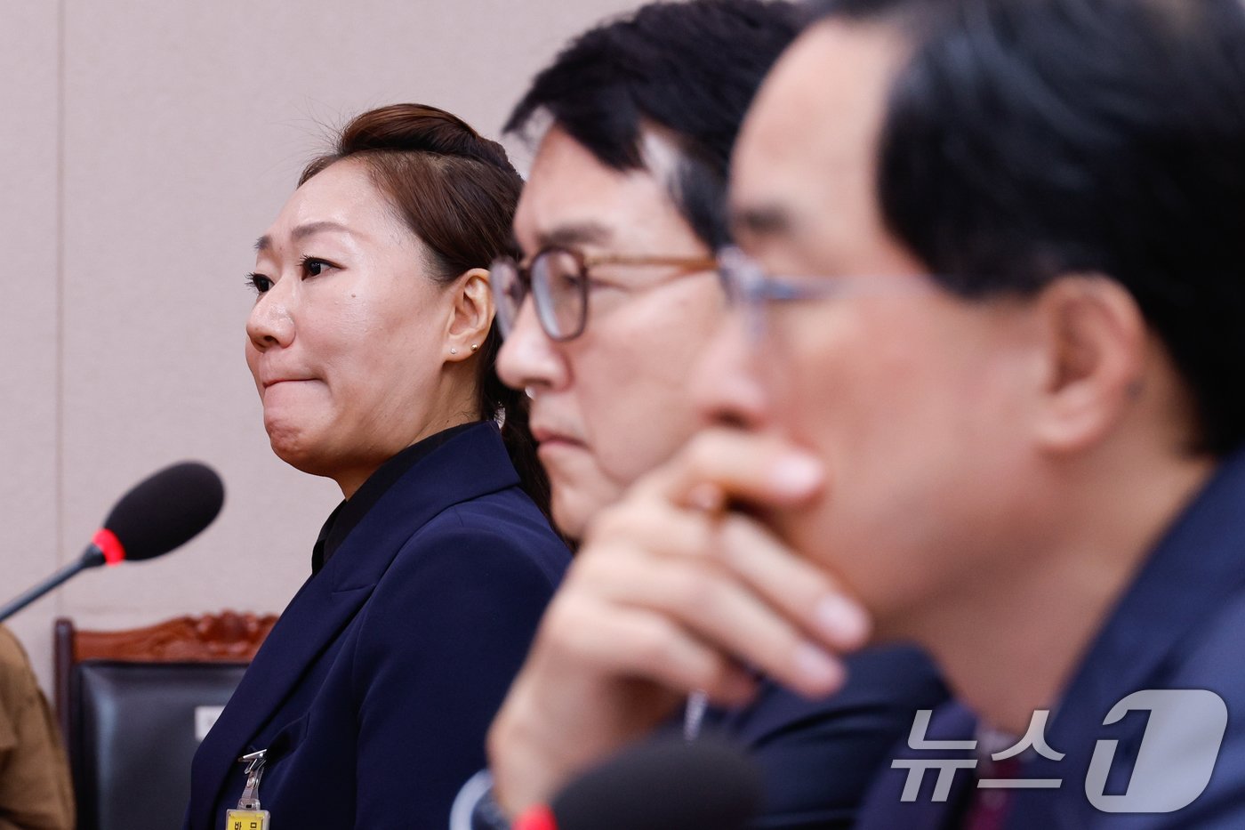 본문 이미지 - 김건희 여사의 공천 개입 의혹과 명태균 씨 여론조사 비용 불법 조달 의혹을 제기한 강혜경 씨가 21일 오후 서울 여의도 국회 법제사법위원회에서 열린 대검찰청 국정감사에서 의원 질의에 답하고 있다. 왼쪽부터 강씨, 심우정 검찰총장, 이진동 대검찰청 차장검사. 2024.10.21/뉴스1 ⓒ News1 안은나 기자