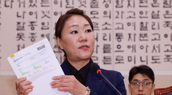 [국감]명태균 씨 항공권 들어보이는 강혜경 씨