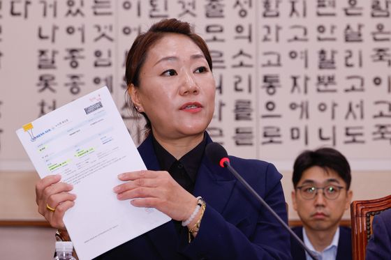 '공천 폭로' 강혜경 "김건희는 장님무사 尹 어깨 탄 주술사" [국감초점]