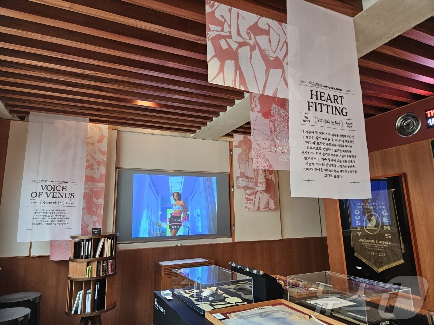 본문 이미지 - 언더웨어 브랜드 신영와코루 비너스가 21일 서울 성수동 소재 무비랜드에서 팝업 스토어를 개최했다.ⓒ 뉴스1/김진희 기자.