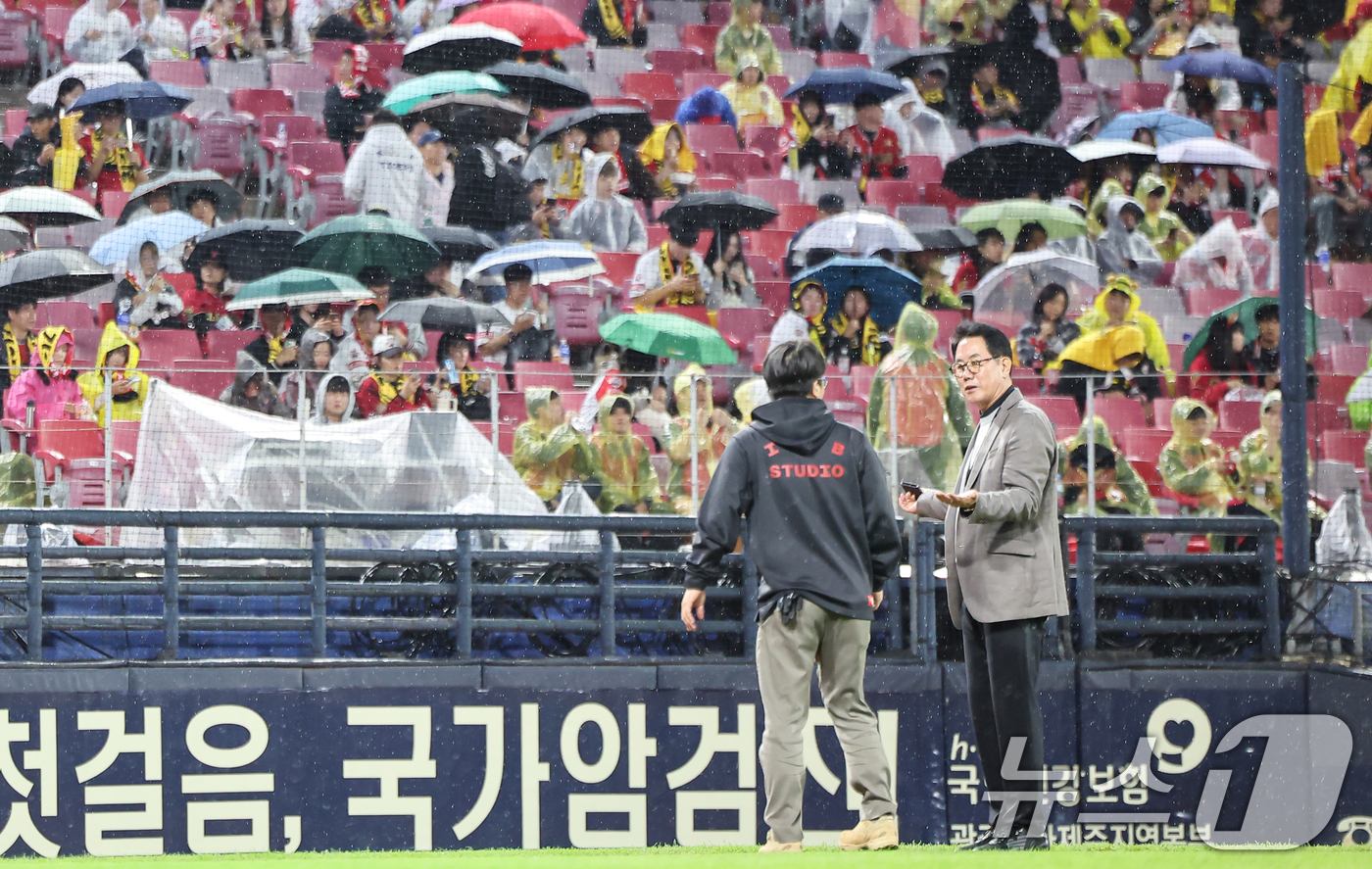 (광주=뉴스1) 김도우 기자 = 김시진 KBO 경기감독관이 21일 오후 광주 북구 기아챔피언스필드에서 열리는 프로야구 '2024 신한 SOL 뱅크 KBO 포스트시즌' 한국시리즈 1 …