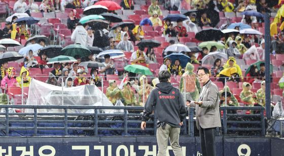 경기장 살펴보는 김시진 경기감독관