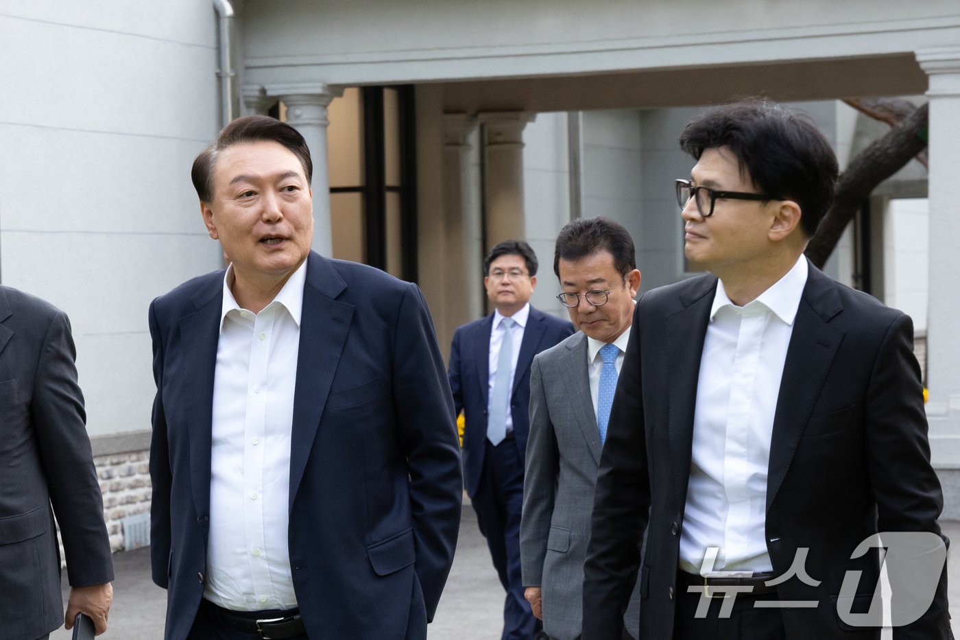 본문 이미지 - 윤석열 대통령이 21일 서울 용산 대통령실 파인그라스 앞에서 한동훈 국민의힘 대표와 대화를 하고 있다. &#40;대통령실 제공&#41; 2024.10.21/뉴스1 ⓒ News1 송원영 기자