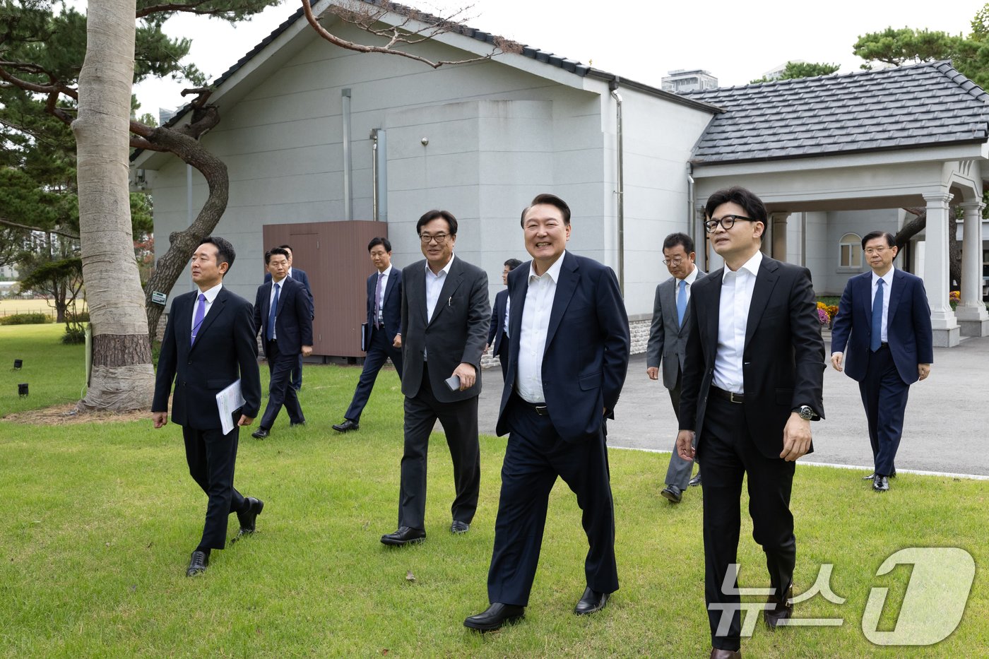 윤석열 대통령이 21일 서울 용산 대통령실 파인그라스 앞에서 한동훈 국민의힘 대표와 대화를 하고 있다. &#40;대통령실 제공&#41; 2024.10.21/뉴스1 ⓒ News1 송원영 기자