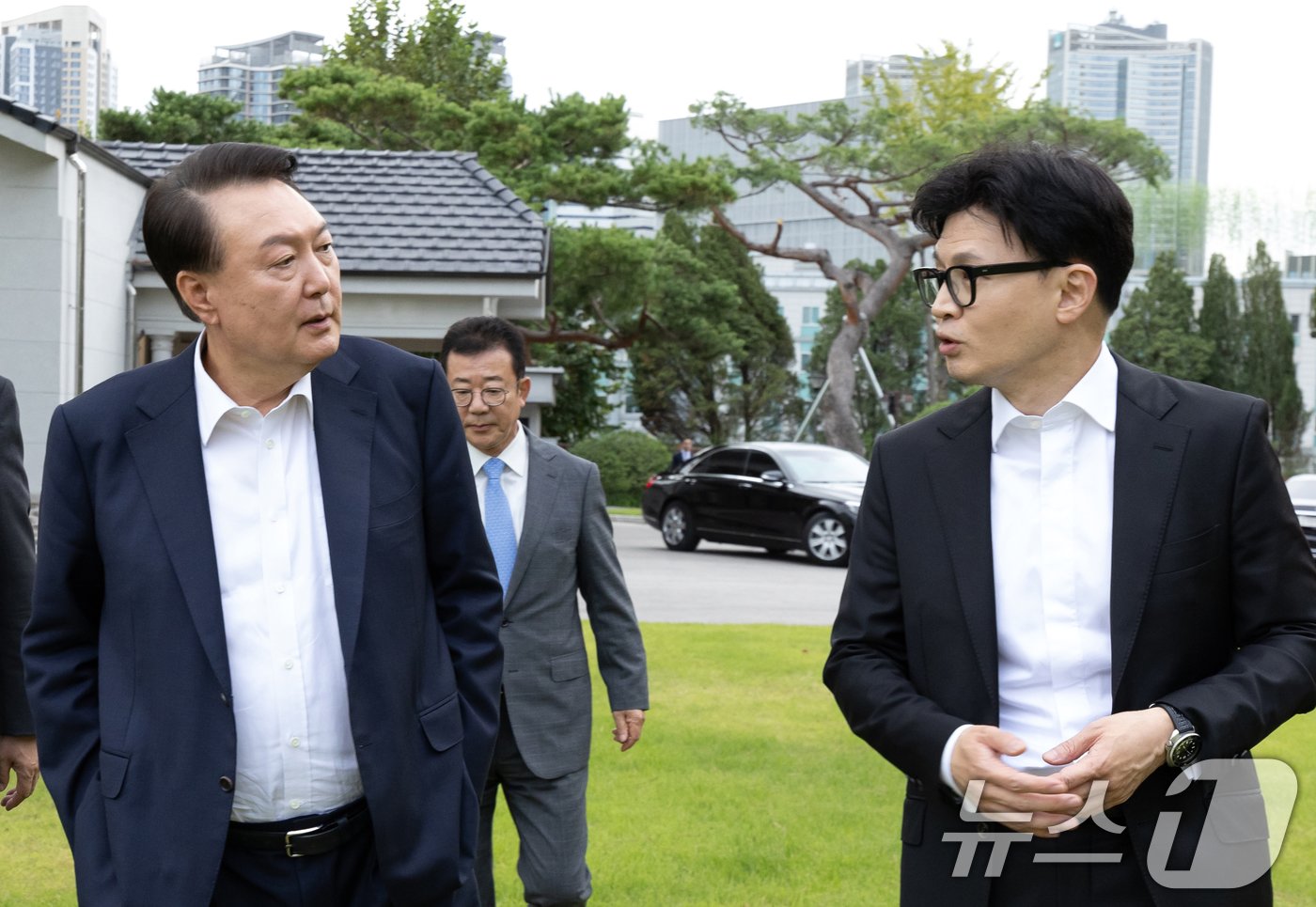 본문 이미지 - 윤석열 대통령이 21일 서울 용산 대통령실 파인그라스 앞에서 한동훈 국민의힘 대표와 대화를 하고 있다. &#40;대통령실 제공&#41; 2024.10.21/뉴스1 ⓒ News1 송원영 기자