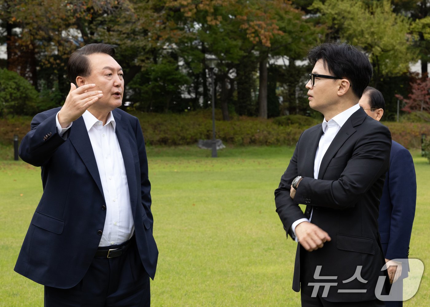 윤석열 대통령이 21일 서울 용산 대통령실 파인그라스 앞에서 한동훈 국민의힘 대표와 대화를 하고 있다. &#40;대통령실 제공&#41; 2024.10.21/뉴스1 ⓒ News1 송원영 기자