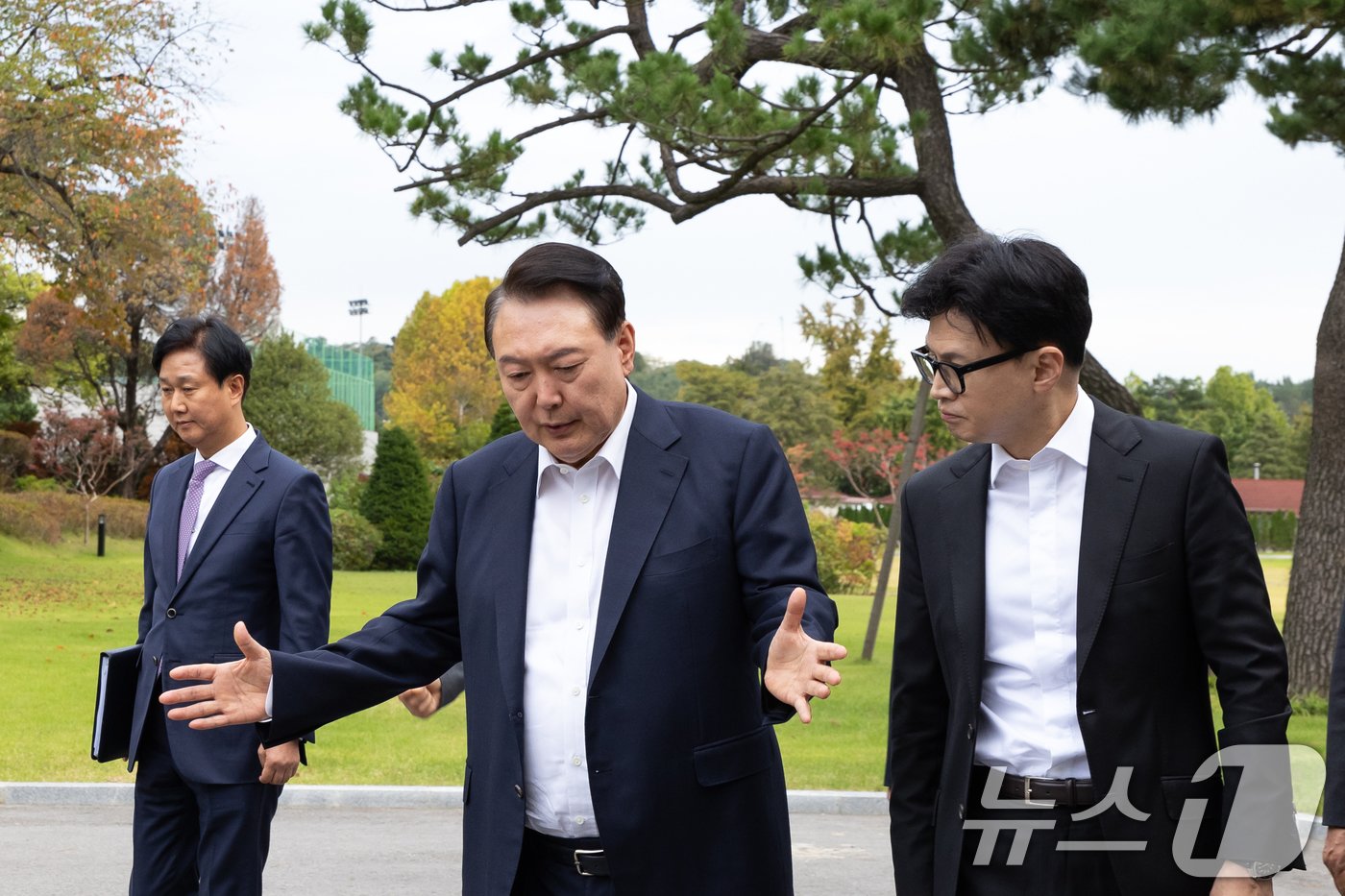 윤석열 대통령이 21일 서울 용산 대통령실 파인그라스 앞에서 한동훈 국민의힘 대표와 대화를 하고 있다. 대통령 뒤편에는 &#39;김건희 라인&#39;으로 분류되는 이기정 의전비서관의 모습. &#40;대통령실 제공&#41; 2024.10.21/뉴스1 ⓒ News1 송원영 기자