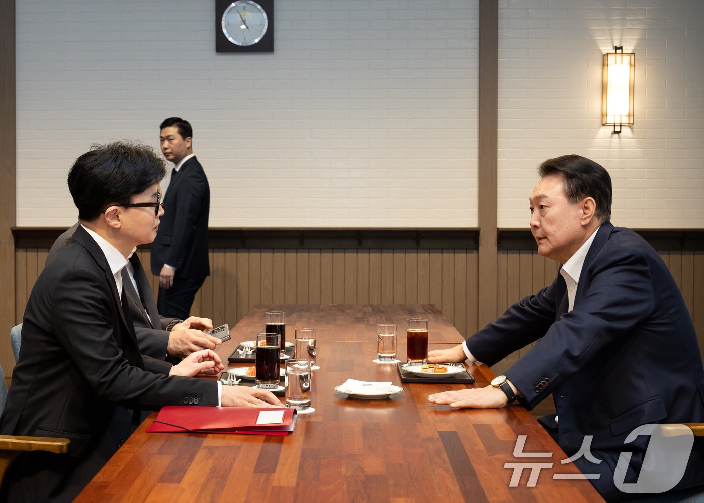 본문 이미지 - 윤석열 대통령이 21일 서울 용산 대통령실 파인그라스에서 한동훈 국민의힘 대표와 면담을 하고 있다. &#40;대통령실 제공&#41; 2024.10.21/뉴스1 ⓒ News1 송원영 기자