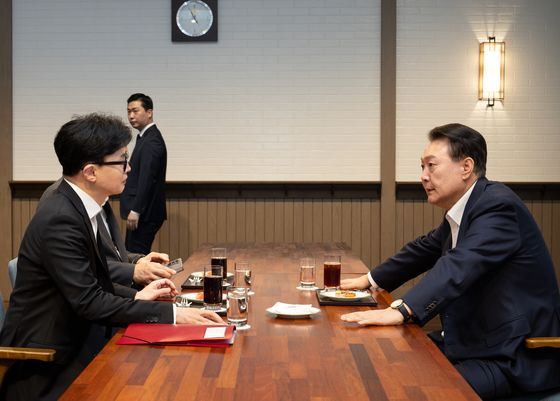 한동훈, '김여사 라인' 8명 실명 언급…윤 "구체적 문제 달라"