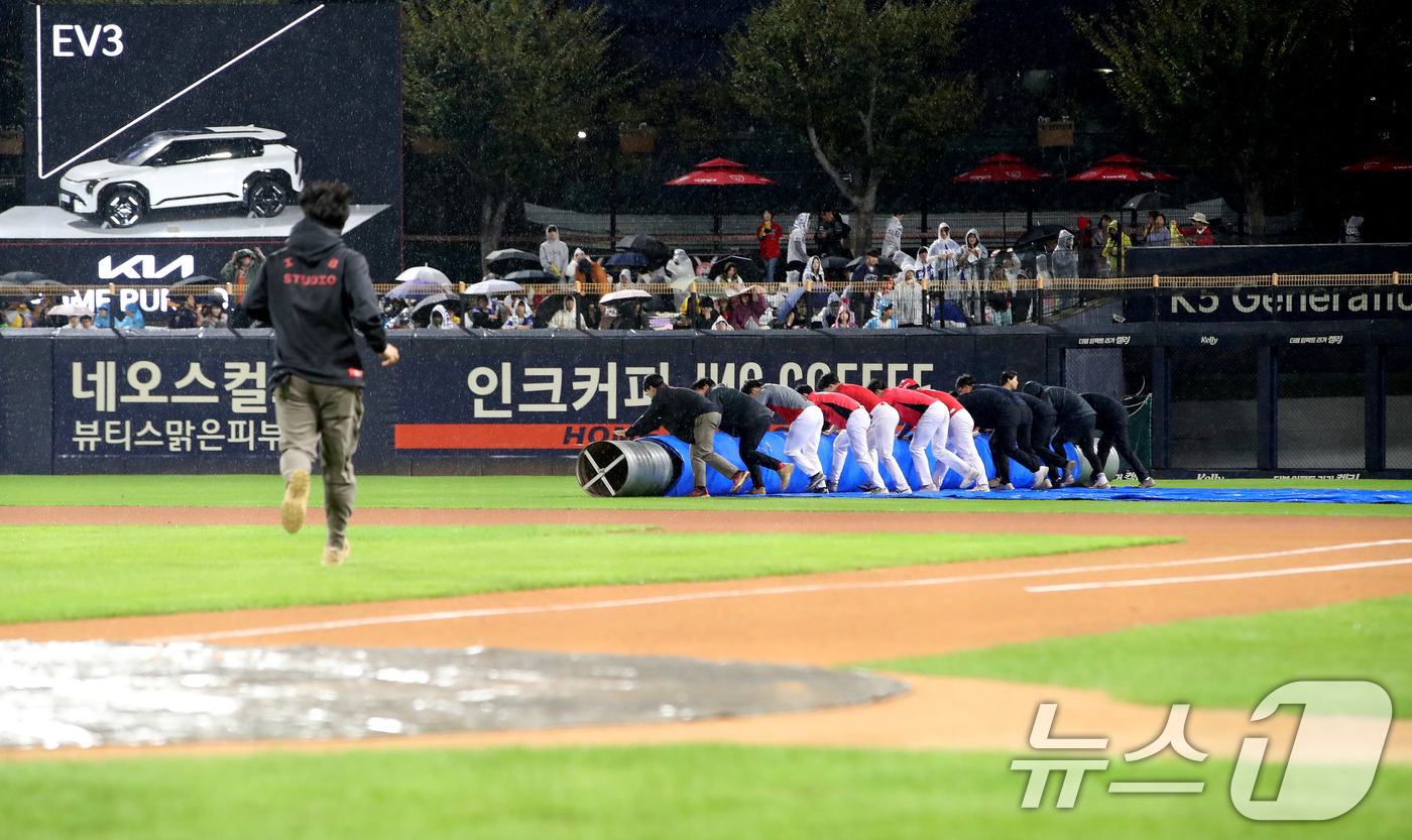 (광주=뉴스1) 임세영 기자 = 21일 오후 광주 북구 기아챔피언스필드에서 열리는 프로야구 '2024 신한 SOL 뱅크 KBO 포스트시즌' 한국시리즈 1차전 삼성 라이온즈와 기아 …