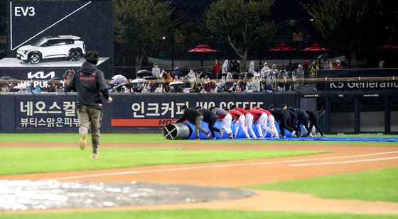 가을비에 지연되는 한국시리즈 1차전