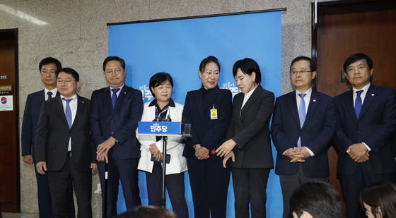 기자회견 단상에 선 강혜경 씨