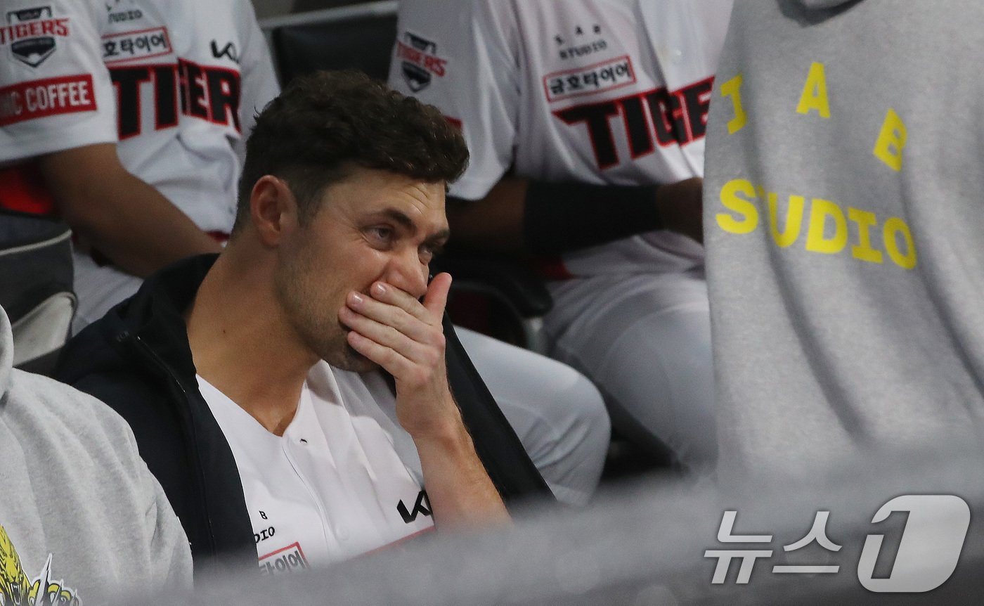 본문 이미지 - 21일 오후 광주 북구 기아챔피언스필드에서 열리는 프로야구 '2024 신한 SOL 뱅크 KBO 포스트시즌' 한국시리즈 1차전 삼성 라이온즈와 기아 타이거즈의 경기에 앞서 비가 오자 KIA 선발투수 네일이 그라운드를 바라보고 있다. 2024.10.21/뉴스1 ⓒ News1 임세영 기자