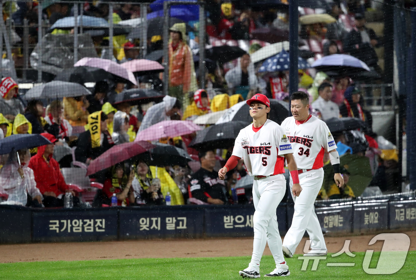 (광주=뉴스1) 오대일 기자 = 21일 오후 광주 기아챔피언스필드에서 열린 프로야구 '2024 신한 SOL 뱅크 KBO 포스트시즌' 한국시리즈 1차전 삼성 라이온즈와 KIA 타이거 …