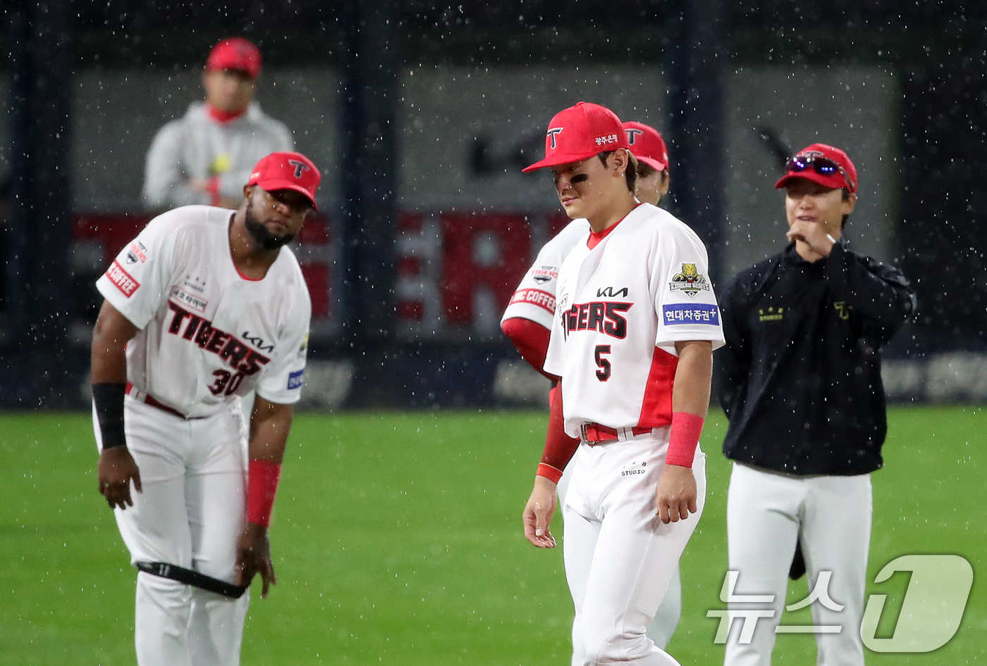 (광주=뉴스1) 오대일 기자 = 21일 오후 광주 기아챔피언스필드에서 열린 프로야구 '2024 신한 SOL 뱅크 KBO 포스트시즌' 한국시리즈 1차전 삼성 라이온즈와 KIA 타이거 …