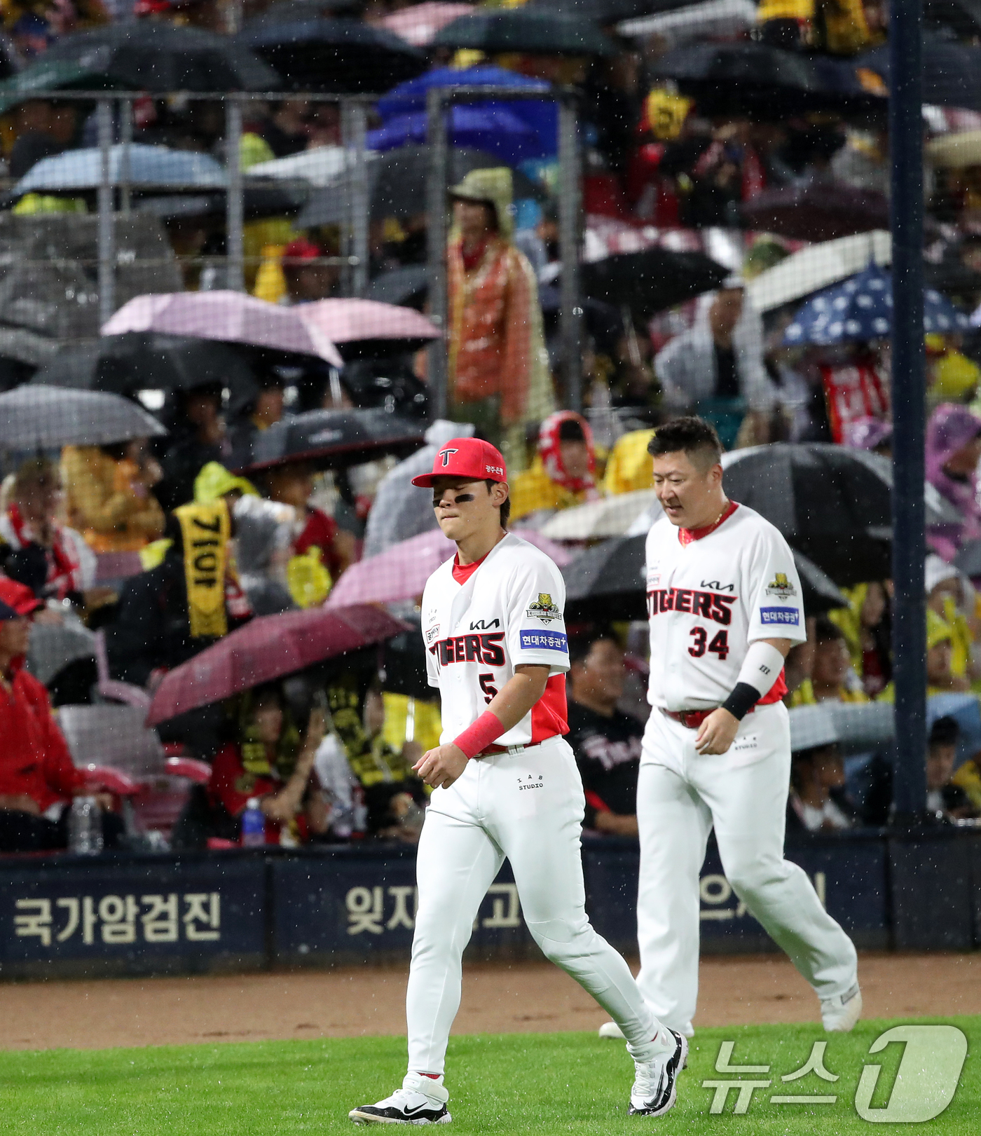 (광주=뉴스1) 오대일 기자 = 21일 오후 광주 기아챔피언스필드에서 열린 프로야구 '2024 신한 SOL 뱅크 KBO 포스트시즌' 한국시리즈 1차전 삼성 라이온즈와 KIA 타이거 …