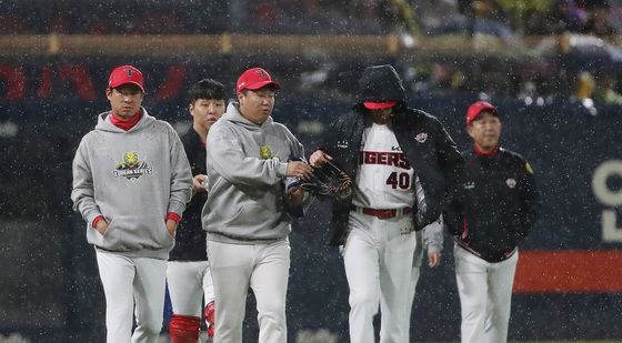 비가 오자 더그아웃 향하는 네일