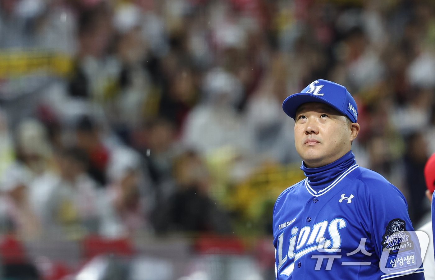 본문 이미지 - 21일 오후 광주 북구 기아챔피언스필드에서 열리는 프로야구 '2024 신한 SOL 뱅크 KBO 포스트시즌' 한국시리즈 1차전 삼성 라이온즈와 기아 타이거즈의 경기에 앞서 삼성 박진만 감독이 선수단과 도열하고 있다. 2024.10.21/뉴스1 ⓒ News1 김도우 기자
