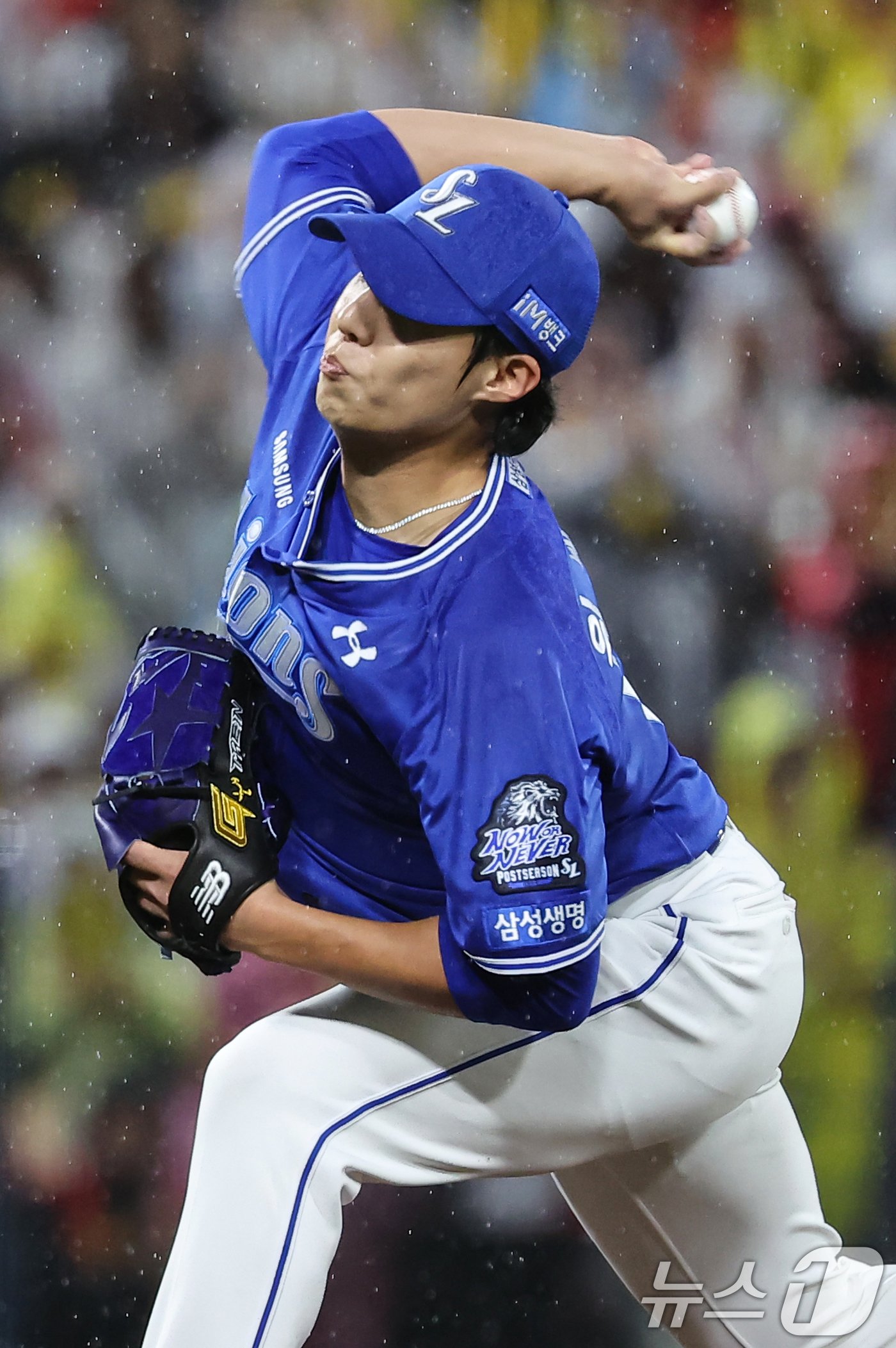 본문 이미지 - 21일 오후 광주 북구 기아챔피언스필드에서 열린 프로야구 '2024 신한 SOL 뱅크 KBO 포스트시즌' 한국시리즈 1차전 삼성 라이온즈와 기아 타이거즈의 경기, 삼성 선발투수 원태인이 1회말 역투하고 있다. 2024.10.21/뉴스1 ⓒ News1 김도우 기자