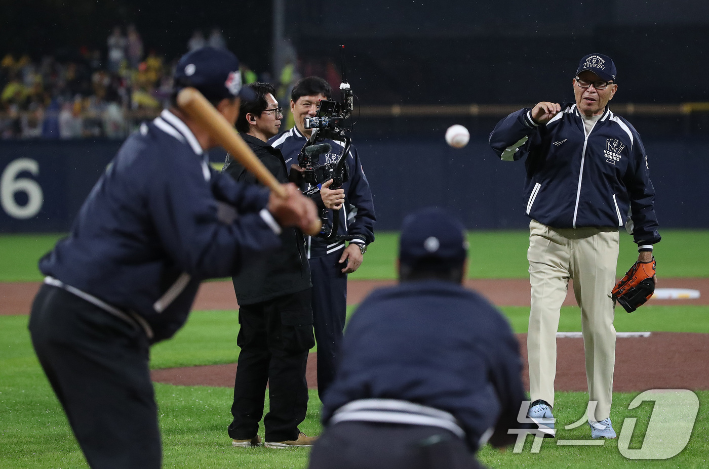 (광주=뉴스1) 임세영 기자 = 21일 오후 광주 북구 기아챔피언스필드에서 열린 프로야구 '2024 신한 SOL 뱅크 KBO 포스트시즌' 한국시리즈 1차전 삼성 라이온즈와 KIA …