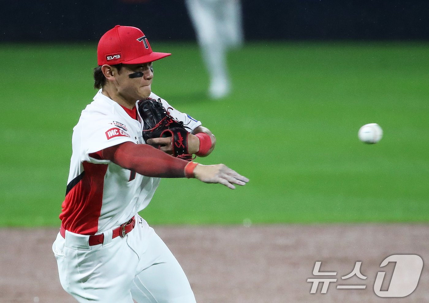 21일 오후 광주 기아챔피언스필드에서 열린 프로야구 &#39;2024 신한 SOL 뱅크 KBO 포스트시즌&#39; 한국시리즈 1차전 삼성 라이온즈와 KIA 타이거즈의 경기, 2회초 삼성 공격 2사 상황에서 KIA 3루수 김도영이 이재현의 땅볼 타구를 잡아 1루로 송구하고 있다. 2024.10.21/뉴스1 ⓒ News1 오대일 기자