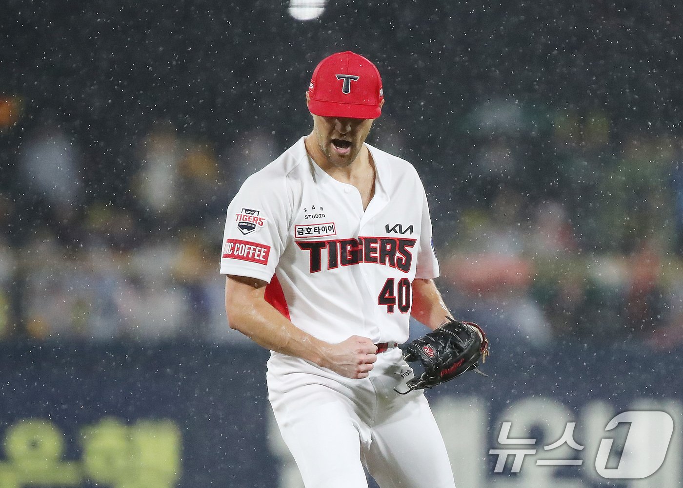 21일 오후 광주 북구 기아챔피언스필드에서 열린 프로야구 &#39;2024 신한 SOL 뱅크 KBO 포스트시즌&#39; 한국시리즈 1차전 삼성 라이온즈와 KIA 타이거즈의 경기 1회초 2사 2,3루 상황 KIA 네일이 삼성 김영웅을 삼진으로 처리하고 환호하고 있다. 2024.10.21/뉴스1 ⓒ News1 임세영 기자