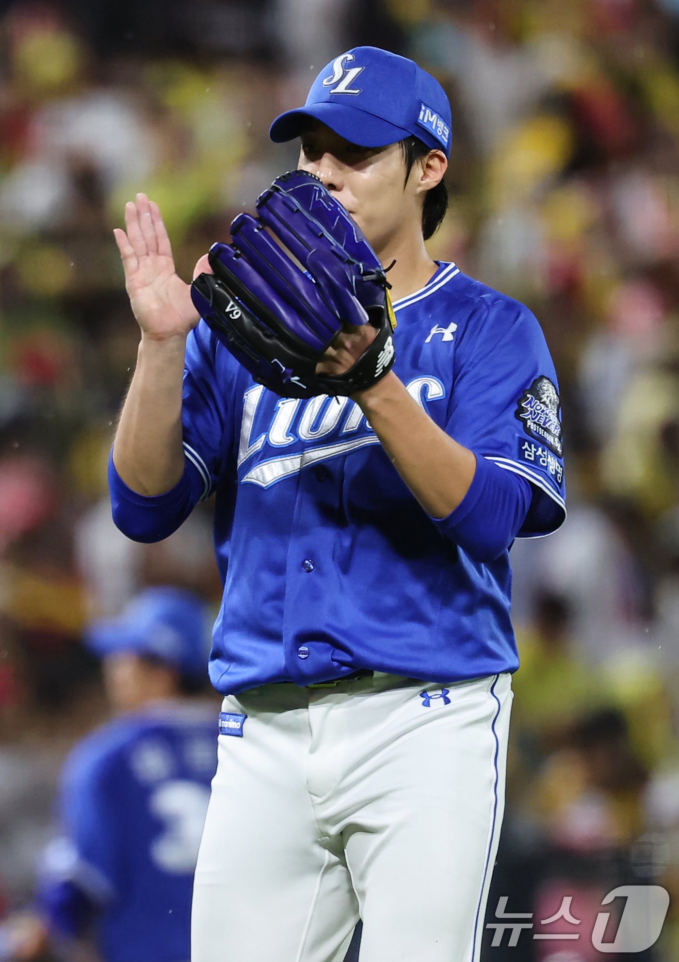본문 이미지 - 21일 오후 광주 북구 기아챔피언스필드에서 열린 프로야구 '2024 신한 SOL 뱅크 KBO 포스트시즌' 한국시리즈 1차전 삼성 라이온즈와 기아 타이거즈의 경기, 삼성 선발투수 원태인이 2회말 2사 3루 상황에서 기아 최형우를 뜬공 처리 후 손뼉을 치고 있다. 2024.10.21/뉴스1 ⓒ News1 김도우 기자