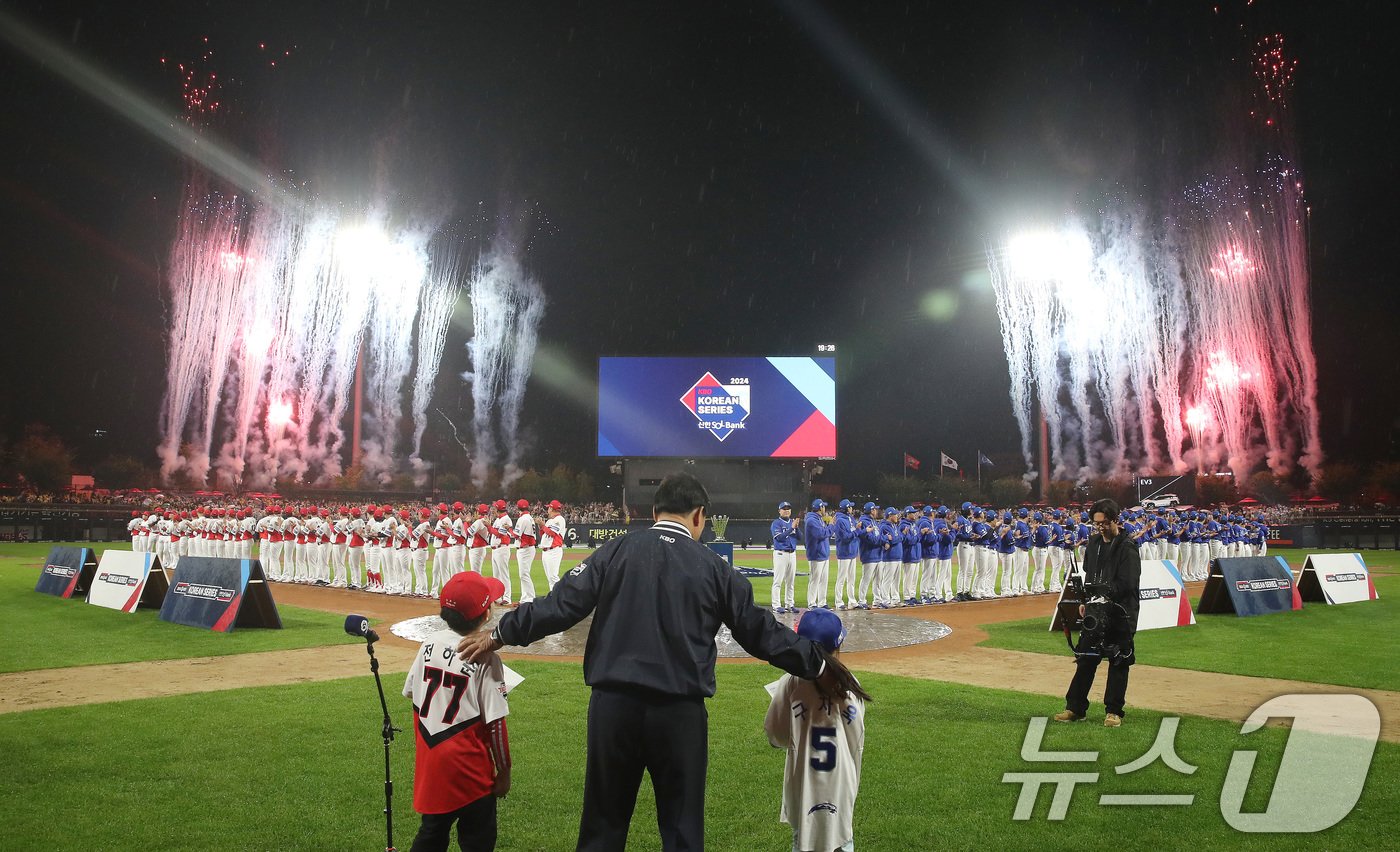 21일 오후 광주 북구 기아챔피언스필드에서 열린 프로야구 &#39;2024 신한 SOL 뱅크 KBO 포스트시즌&#39; 한국시리즈 1차전 삼성 라이온즈와 KIA 타이거즈의 경기에 앞선 사전 행사에서 개막을 알리는 불꽃이 터지고 있다. 2024.10.21/뉴스1 ⓒ News1 임세영 기자