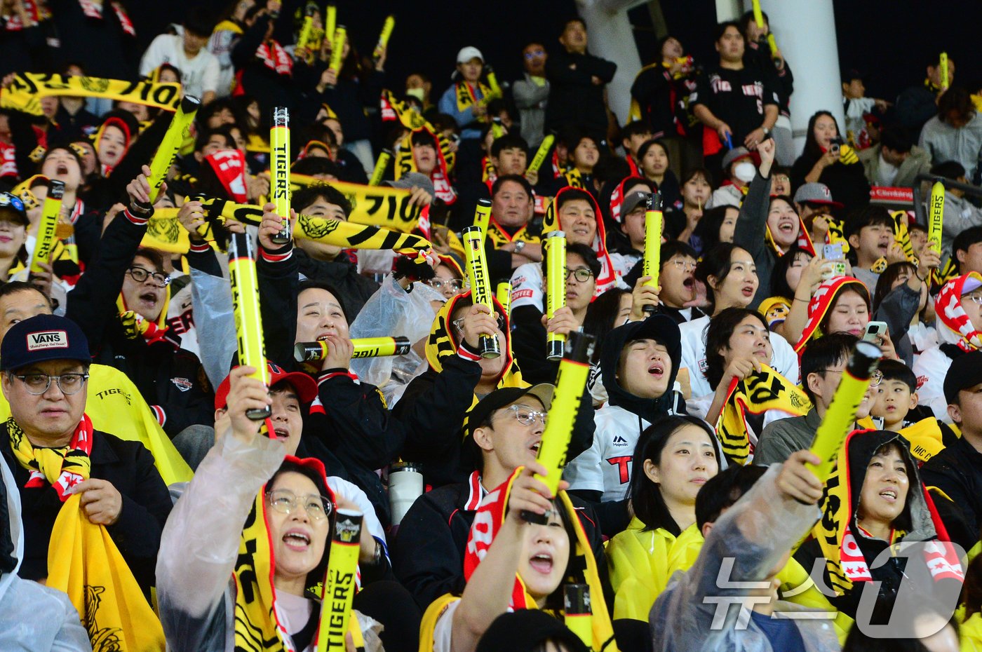 본문 이미지 - 2024 신한 SOL뱅크 KBO 포스트시즌 KS 1차전, 삼성라이온스와 KIA 타이거즈의 경기가 열리는 21일 오후 광주기아챔피언스필드에서 KIA 팬들이 우비를 쓴 채 경기 응원을 하고 있다. 2024.10.21/뉴스1 ⓒ News1 이승현 기자