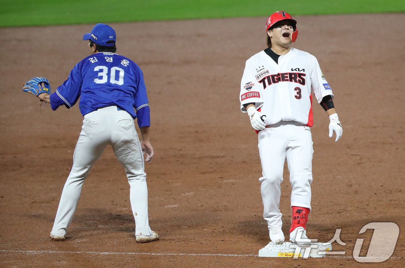 21일 오후 광주 기아챔피언스필드에서 열린 프로야구 &#39;2024 신한 SOL 뱅크 KBO 포스트시즌&#39; 한국시리즈 1차전 삼성 라이온즈와 KIA 타이거즈의 경기, 2회말 KIA 공격 2사에서 김선빈이 담장을 넘어갈 뻔한 3루타를 날린 후 아쉬워하고 있다. 2024.10.21/뉴스1 ⓒ News1 임세영 기자