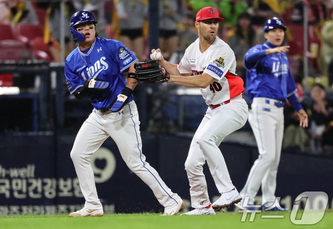 21일 오후 광주 북구 기아챔피언스필드에서 열린 프로야구 &#39;2024 신한 SOL 뱅크 KBO 포스트시즌&#39; 한국시리즈 1차전 삼성 라이온즈와 기아 타이거즈의 경기, 3회초 1사 3루 상황에서 3루주자 삼성 류지혁이 삼성 김헌곤의 땅볼때 홈으로 쇄도하려다 런다운에 걸려 아웃되고 있다. 2024.10.21/뉴스1 ⓒ News1 김도우 기자