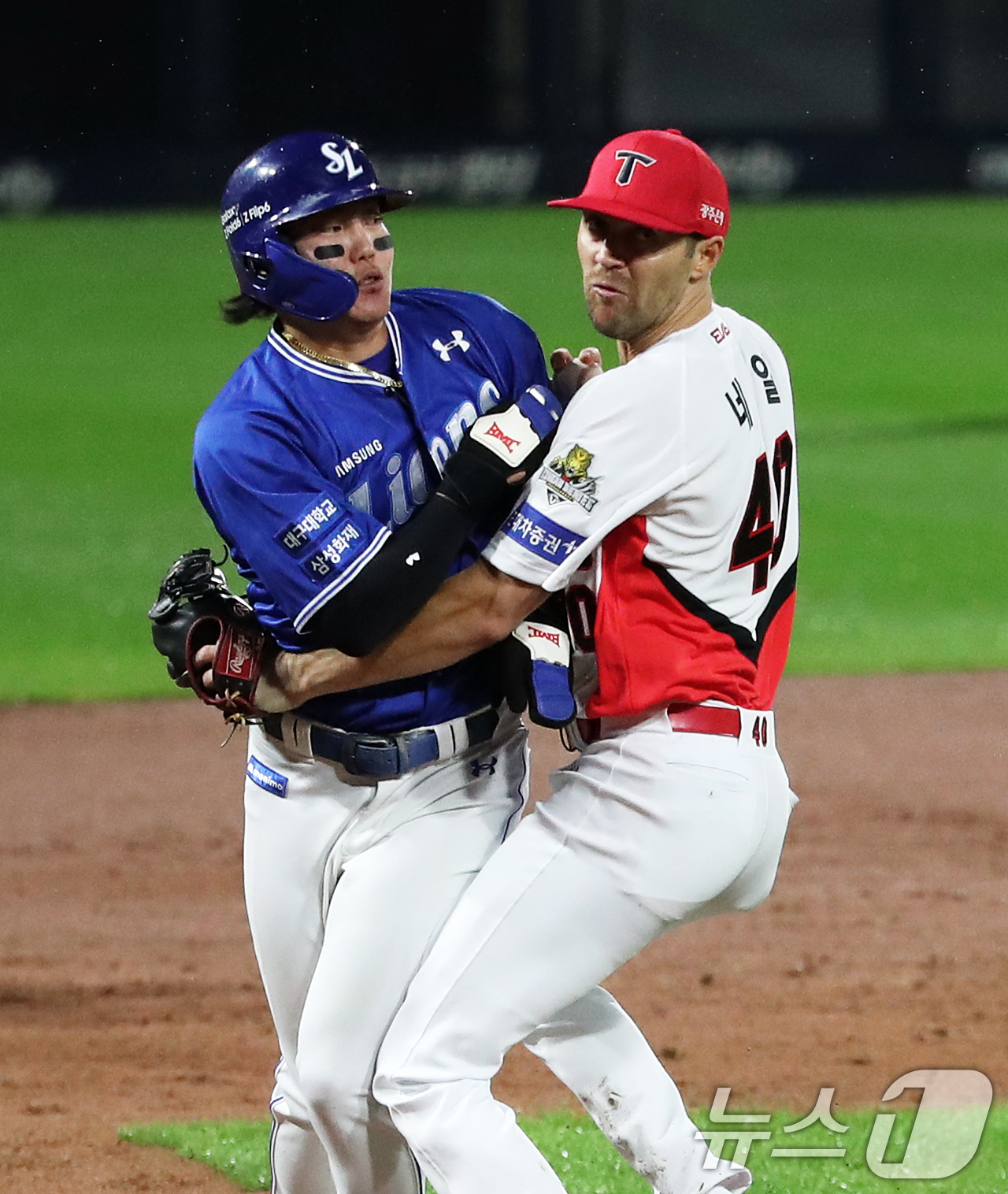 (광주=뉴스1) 오대일 기자 = 21일 오후 광주 기아챔피언스필드에서 열린 프로야구 '2024 신한 SOL 뱅크 KBO 포스트시즌' 한국시리즈 1차전 삼성 라이온즈와 KIA 타이거 …