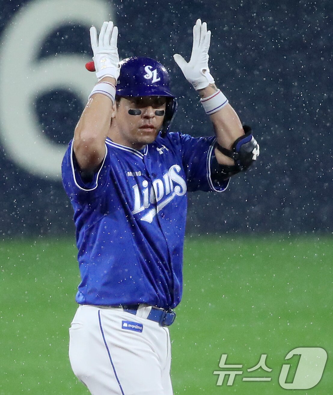 본문 이미지 - 21일 오후 광주 기아챔피언스필드에서 열린 프로야구 '2024 신한 SOL 뱅크 KBO 포스트시즌' 한국시리즈 1차전 삼성 라이온즈와 KIA 타이거즈의 경기, 1회초 1사 1루 상황에서 삼성 강민호가 2루타를 치고 기뻐하고 있다. 2024.10.21/뉴스1 ⓒ News1 오대일 기자