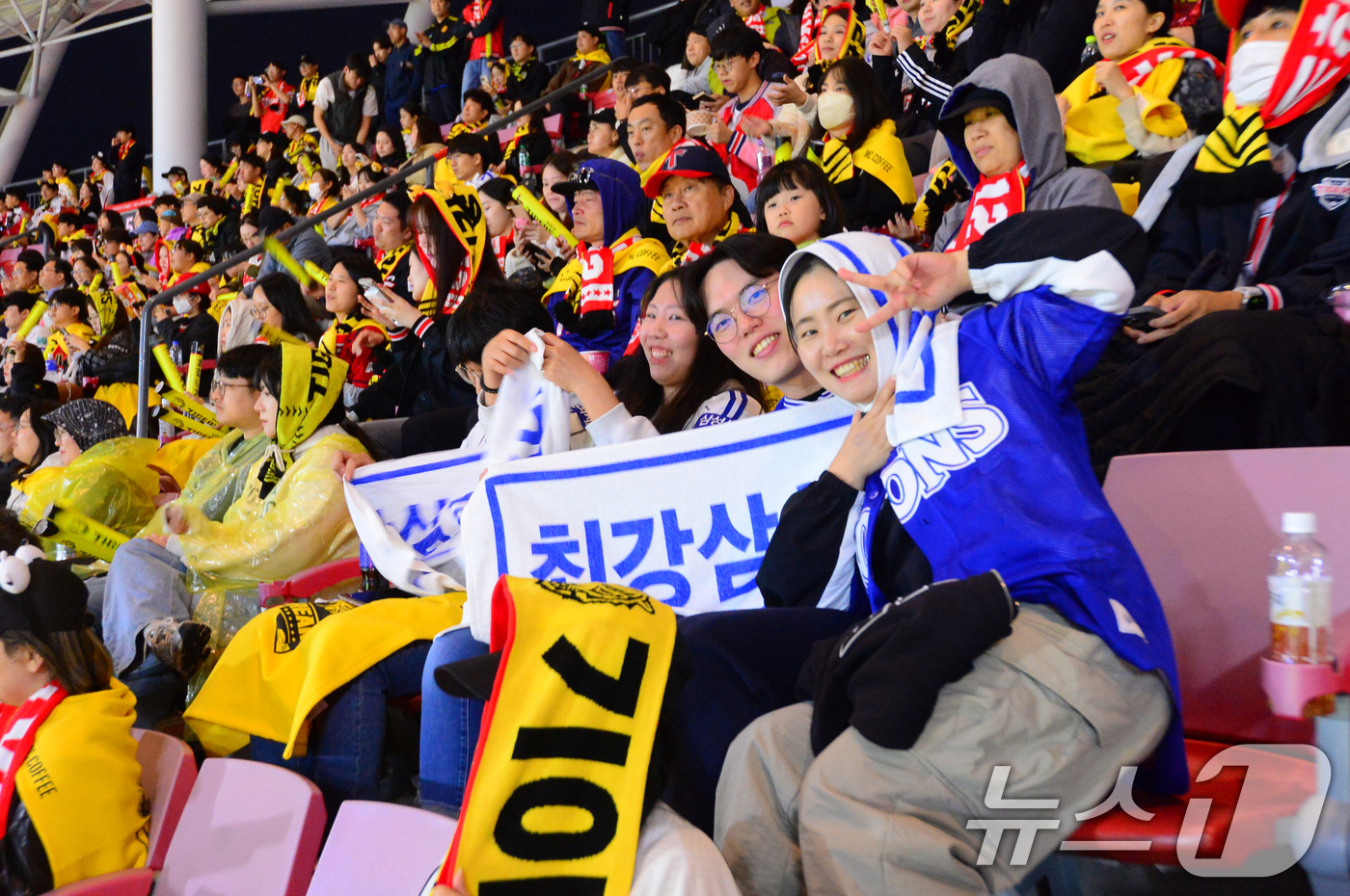 (광주=뉴스1) 이승현 기자 = 2024 신한 SOL뱅크 KBO 포스트시즌 KS 1차전, 삼성라이온스와 KIA 타이거즈의 경기가 열리는 21일 오후 광주기아챔피언스필드에서 삼성팬들 …