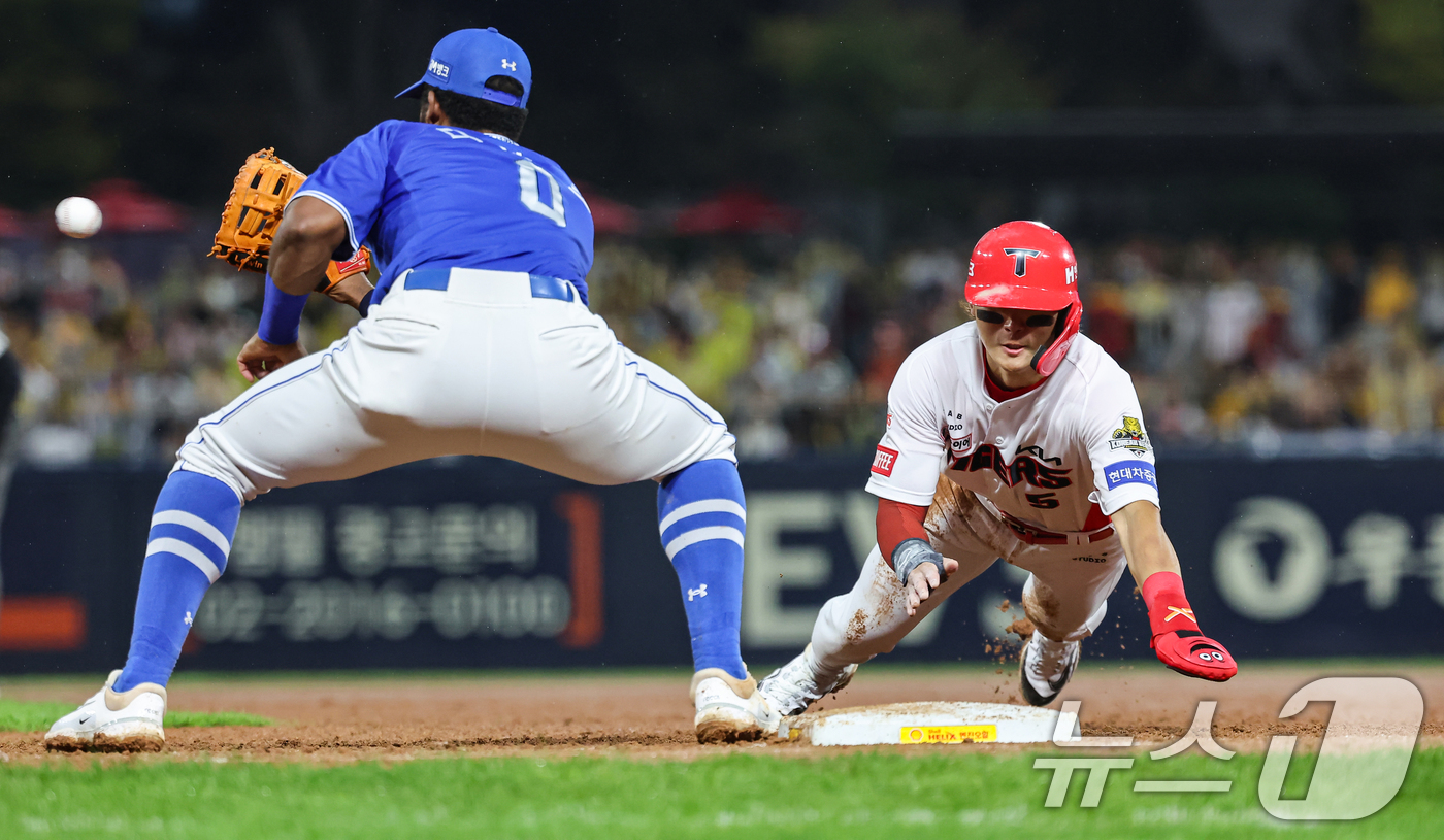 (광주=뉴스1) 김도우 기자 = 21일 오후 광주 북구 기아챔피언스필드에서 열린 프로야구 '2024 신한 SOL 뱅크 KBO 포스트시즌' 한국시리즈 1차전 삼성 라이온즈와 기아 타 …