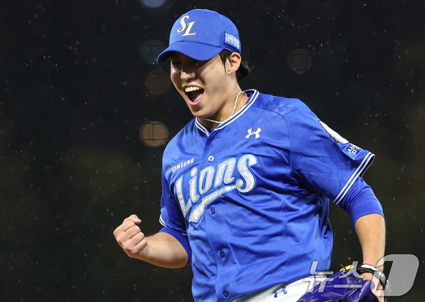 본문 이미지 - 21일 오후 광주 북구 기아챔피언스필드에서 열린 프로야구 &#39;2024 신한 SOL 뱅크 KBO 포스트시즌&#39; 한국시리즈 1차전 삼성 라이온즈와 기아 타이거즈의 경기, 삼성 선발투수 원태인이 4회말 2사 1,2루 상황에서 기아 최원준을 땅볼 처리 후 기뻐하고 있다. 2024.10.21/뉴스1 ⓒ News1 김도우 기자