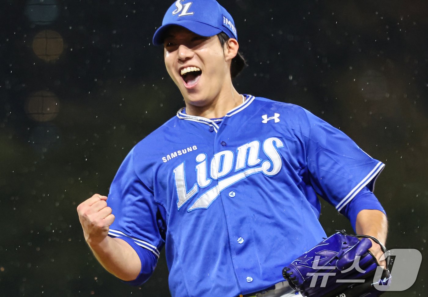 본문 이미지 - 21일 오후 광주 북구 기아챔피언스필드에서 열린 프로야구 '2024 신한 SOL 뱅크 KBO 포스트시즌' 한국시리즈 1차전 삼성 라이온즈와 기아 타이거즈의 경기, 삼성 선발투수 원태인이 4회말 2사 1,2루 상황에서 기아 최원준을 땅볼 처리 후 기뻐하고 있다. 2024.10.21/뉴스1 ⓒ News1 김도우 기자