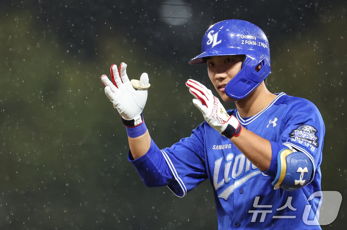 본문 이미지 - 21일 오후 광주 북구 기아챔피언스필드에서 열린 프로야구 &#39;2024 신한 SOL 뱅크 KBO 포스트시즌&#39; 한국시리즈 1차전 삼성 라이온즈와 기아 타이거즈의 경기, 5회초 1사 주자없는 상황에서 삼성 이재현이 안타를 치고 기뻐하고 있다. 2024.10.21/뉴스1 ⓒ News1 김도우 기자