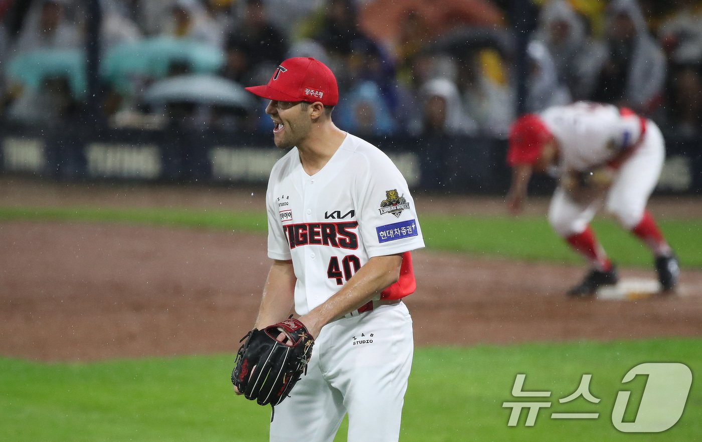 21일 오후 광주 기아챔피언스필드에서 열린 프로야구 &#39;2024 신한 SOL 뱅크 KBO 포스트시즌&#39; 한국시리즈 1차전 삼성 라이온즈와 KIA 타이거즈의 경기, 5회초 2사 1루 상황 KIA 네일이 삼성 김지찬을 3루수 땅볼 아웃으로 처리하고 환호하고 있다. 2024.10.21/뉴스1 ⓒ News1 임세영 기자