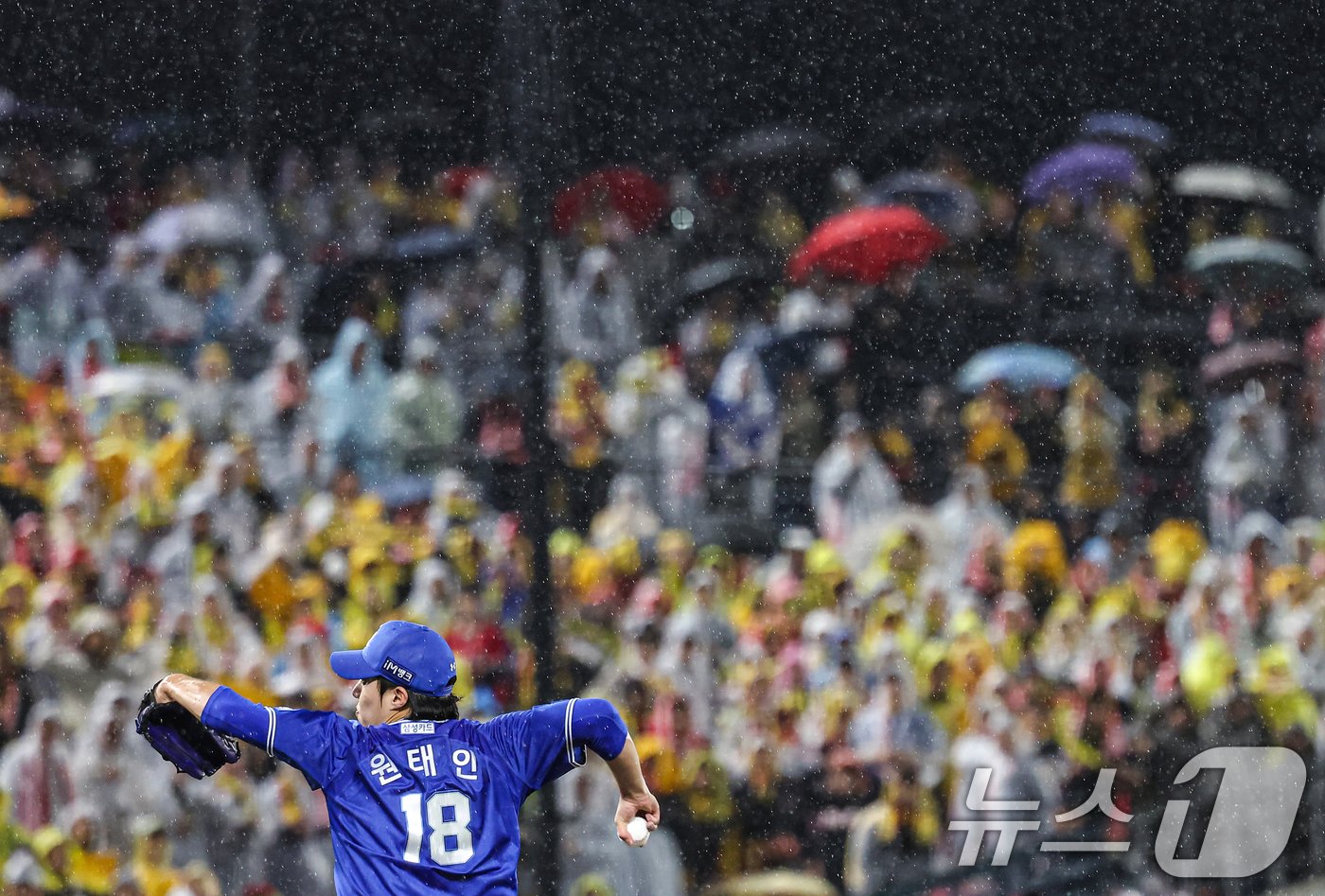 21일 오후 광주 북구 기아챔피언스필드에서 열린 프로야구 &#39;2024 신한 SOL 뱅크 KBO 포스트시즌&#39; 한국시리즈 1차전 삼성 라이온즈와 기아 타이거즈의 경기, 삼성 선발투수 원태인이 5회말 역투하고 있다. 2024.10.21/뉴스1 ⓒ News1 김도우 기자