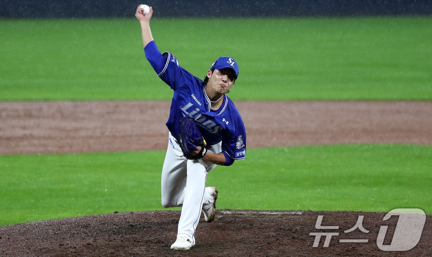 본문 이미지 - 21일 오후 광주 기아챔피언스필드에서 열린 프로야구 &#39;2024 신한 SOL 뱅크 KBO 포스트시즌&#39; 한국시리즈 1차전 삼성 라이온즈와 KIA 타이거즈의 경기, 5회말 삼성 선발 원태인이 역투하고 있다. 2024.10.21/뉴스1 ⓒ News1 오대일 기자