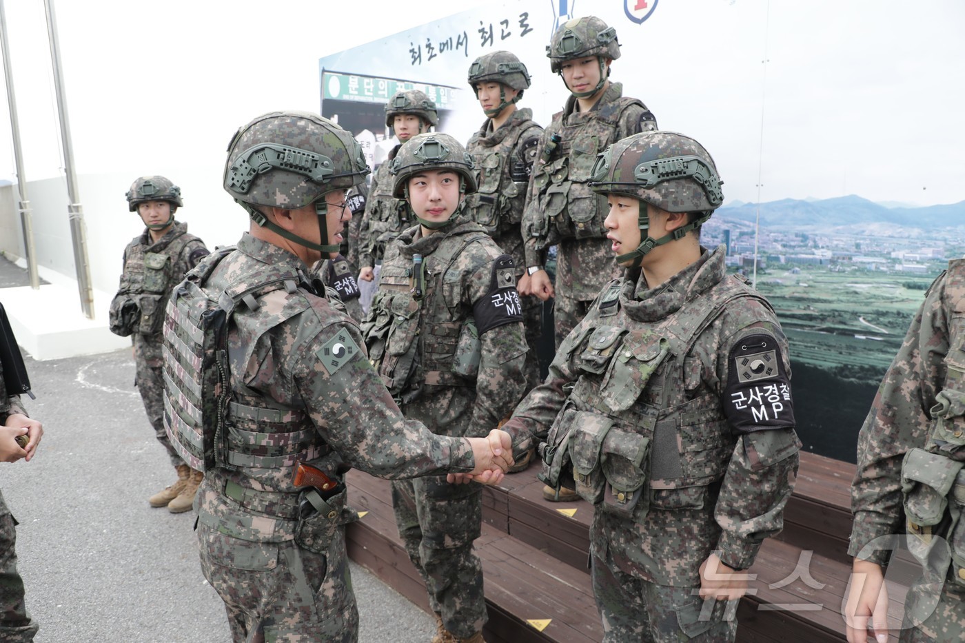 (용인=뉴스1) 김평석 기자 = 강호필 지상작전사령관(대장)이 21일 서부전선 GP·GOP 경계작전부대와 호국훈련 중인 수도군단·51사단 지휘소를 방문해 군사대비태세와 호국훈련 진 …