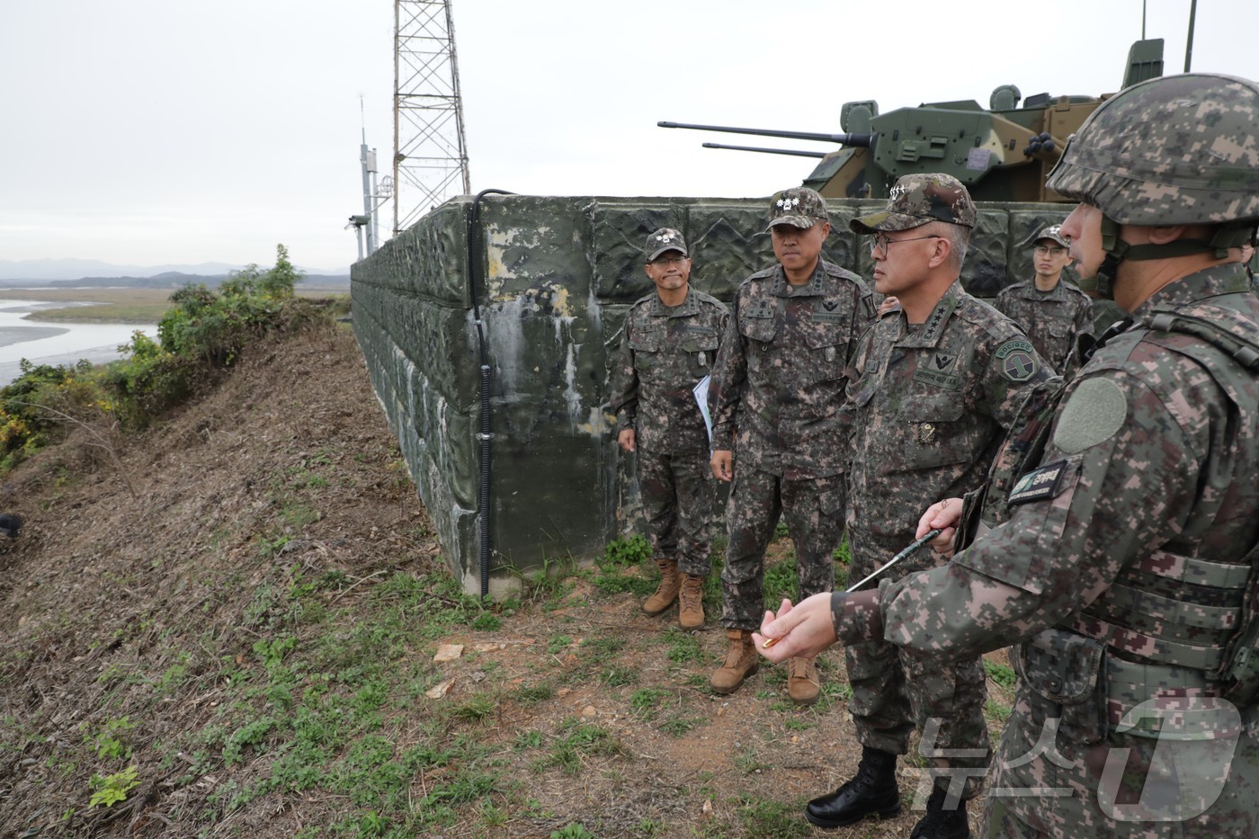 (용인=뉴스1) 김평석 기자 = 강호필 지상작전사령관(대장)이 21일 서부전선 GP·GOP 경계작전부대와 호국훈련 중인 수도군단·51사단 지휘소를 방문해 군사대비태세와 호국훈련 진 …
