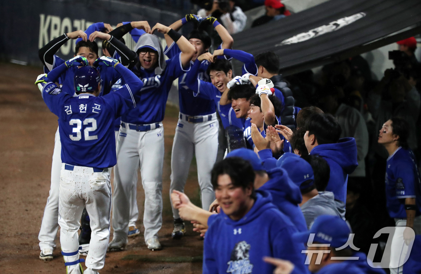 (광주=뉴스1) 오대일 기자 = 21일 오후 광주 기아챔피언스필드에서 열린 프로야구 '2024 신한 SOL 뱅크 KBO 포스트시즌' 한국시리즈 1차전 삼성 라이온즈와 KIA 타이거 …