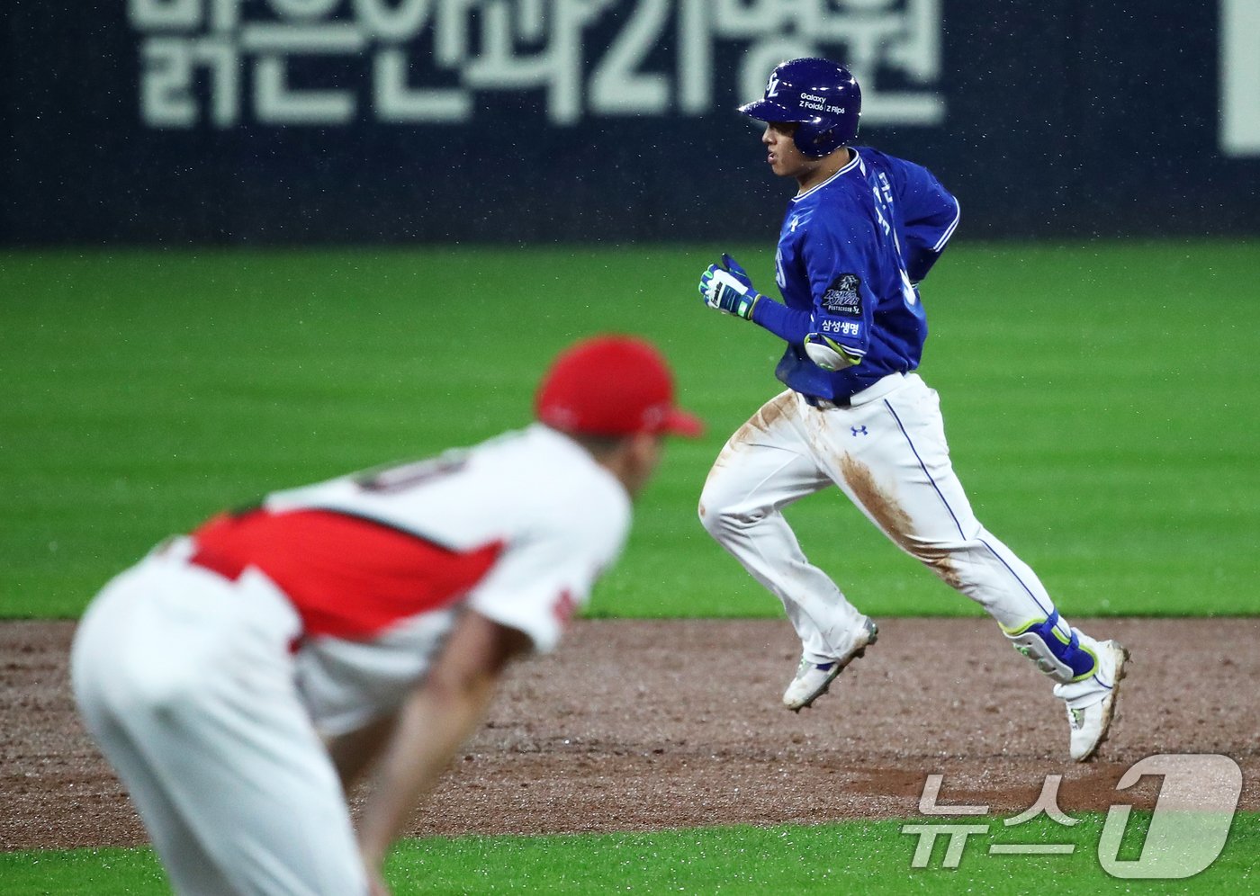 본문 이미지 - 21일 오후 광주 기아챔피언스필드에서 열린 프로야구 '2024 신한 SOL 뱅크 KBO 포스트시즌' 한국시리즈 1차전 삼성 라이온즈와 KIA 타이거즈의 경기, 6회초 삼성 공격 선두타자 김헌곤이 KIA 선발투수 네일을 상대로 선제 솔로 홈런을 터트린 후 다이아몬드를 돌고 있다. 2024.10.21/뉴스1 ⓒ News1 오대일 기자