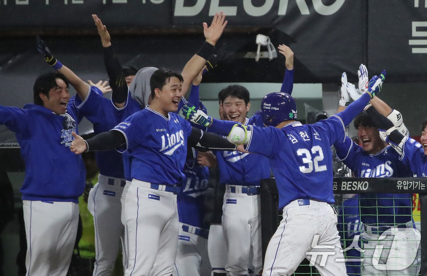 21일 오후 광주 기아챔피언스필드에서 열린 프로야구 &#39;2024 신한 SOL 뱅크 KBO 포스트시즌&#39; 한국시리즈 1차전 삼성 라이온즈와 KIA 타이거즈의 경기, 6회초 무사 주자 없는 상황 삼성 김헌곤이 KIA 네일을 상대로 1점 홈런을 치고 더그아웃에서 동료들과 세리머니를 하고 있다. 2024.10.21/뉴스1 ⓒ News1 임세영 기자