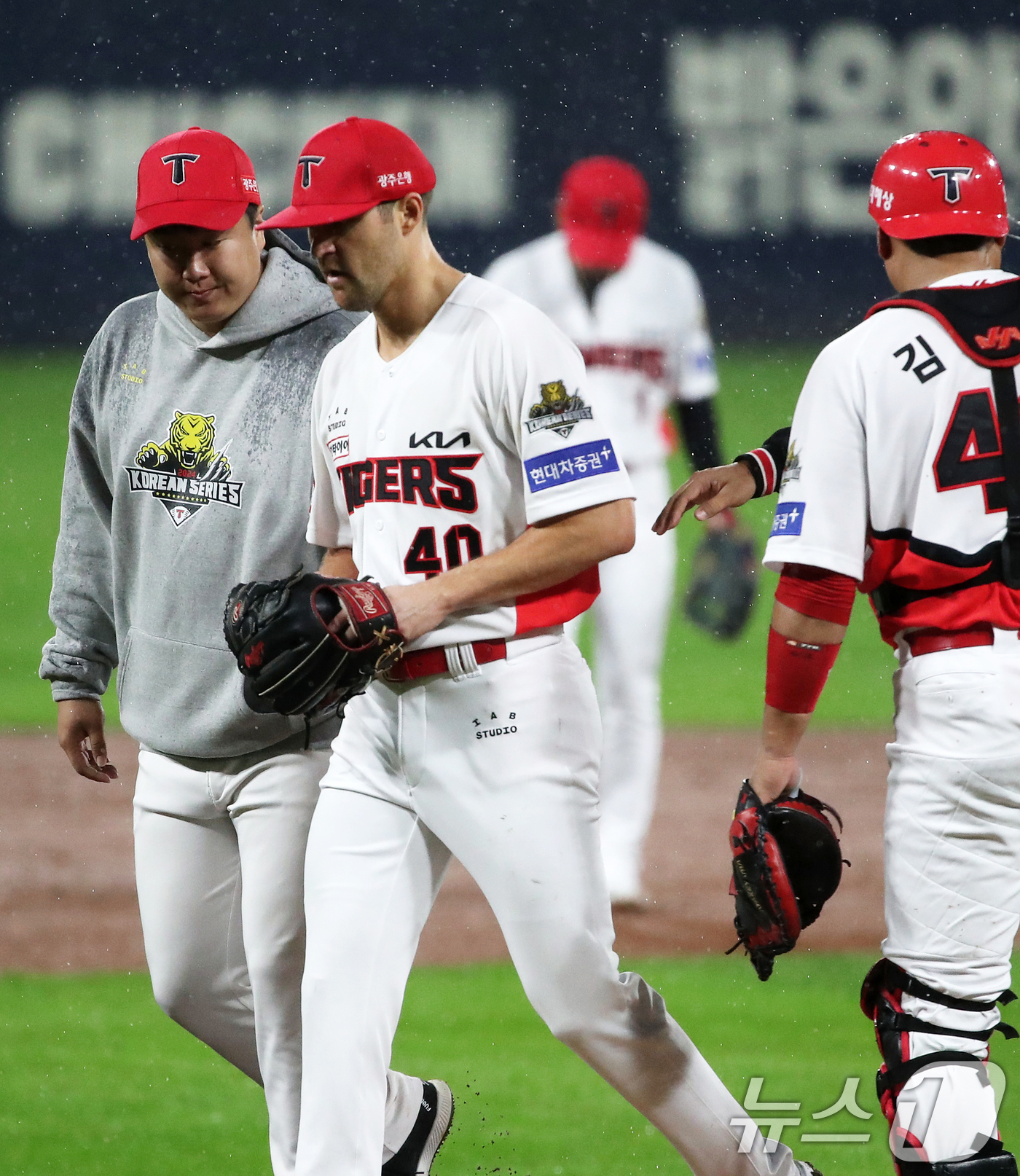 (광주=뉴스1) 오대일 기자 = 21일 오후 광주 기아챔피언스필드에서 열린 프로야구 '2024 신한 SOL 뱅크 KBO 포스트시즌' 한국시리즈 1차전 삼성 라이온즈와 KIA 타이거 …