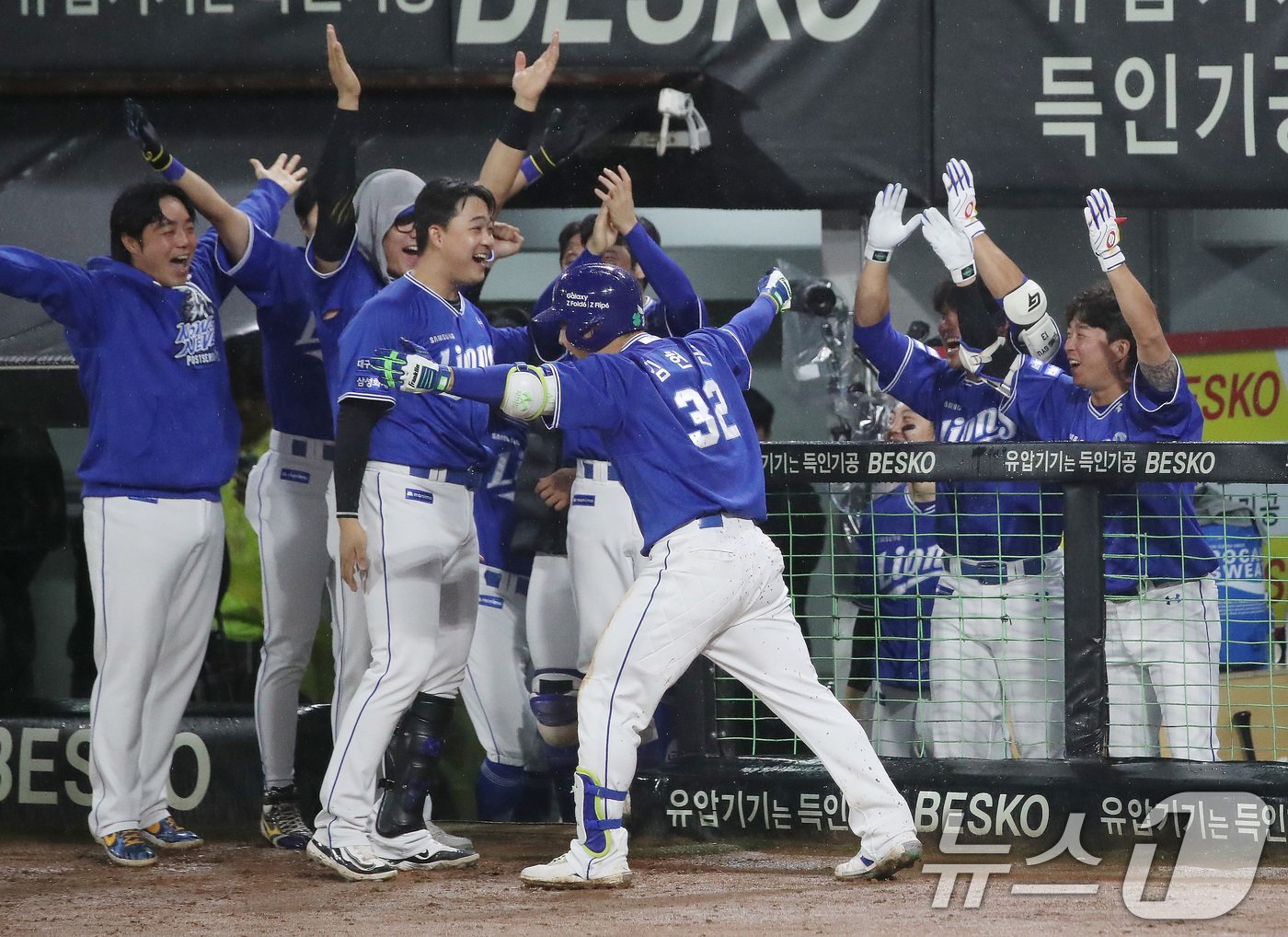 21일 오후 광주 기아챔피언스필드에서 열린 프로야구 &#39;2024 신한 SOL 뱅크 KBO 포스트시즌&#39; 한국시리즈 1차전 삼성 라이온즈와 KIA 타이거즈의 경기, 6회초 무사 주자 없는 상황 삼성 김헌곤이 KIA 네일을 상대로 1점 홈런을 치고 더그아웃에서 동료들과 세리머니를 하고 있다. 2024.10.21/뉴스1 ⓒ News1 임세영 기자