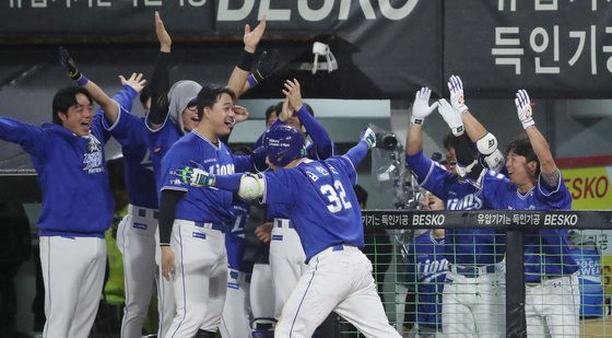 한국시리즈 1차전서 앞서나가는 삼성